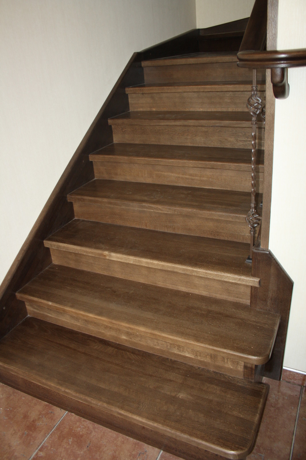 Дубовая лестница на бетонном основании