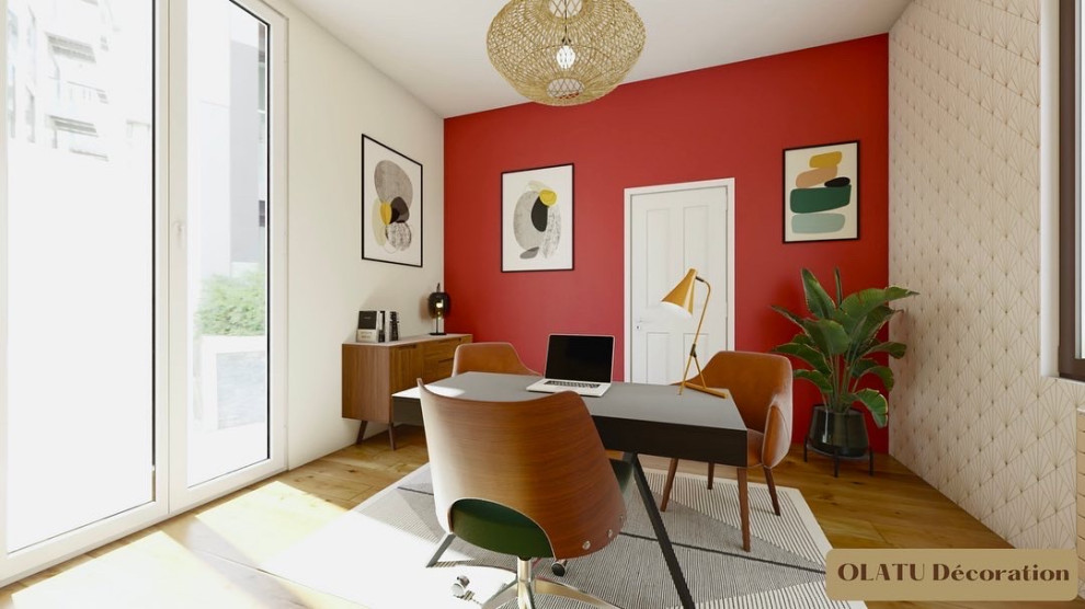 Mittelgroßes Arbeitszimmer mit roter Wandfarbe, Betonboden, Einbau-Schreibtisch, grauem Boden und Tapetenwänden in Sonstige