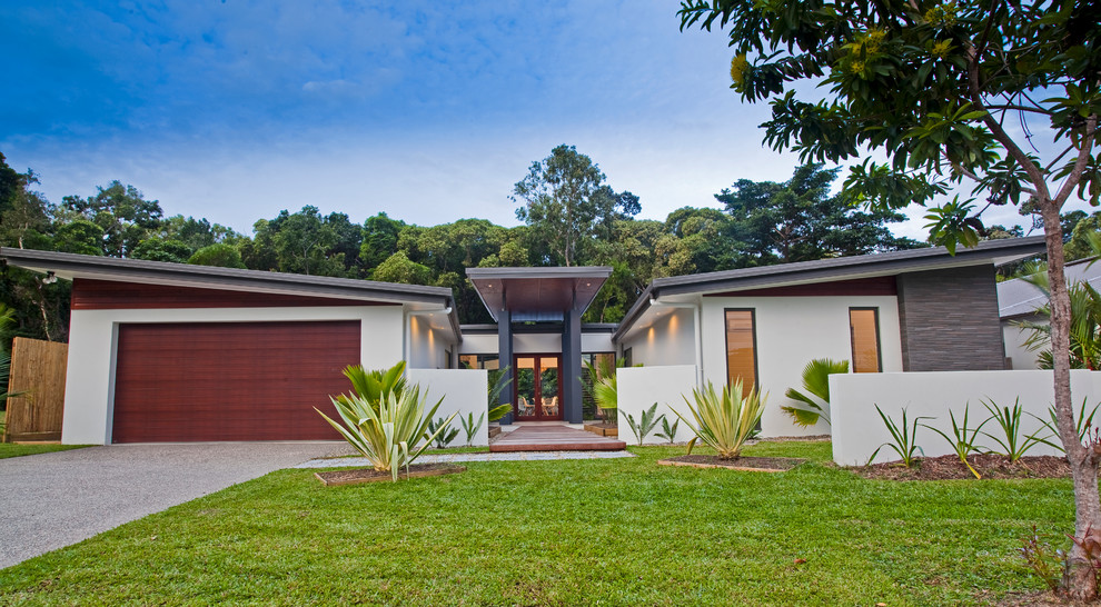 This is an example of a contemporary one-storey exterior in Cairns.