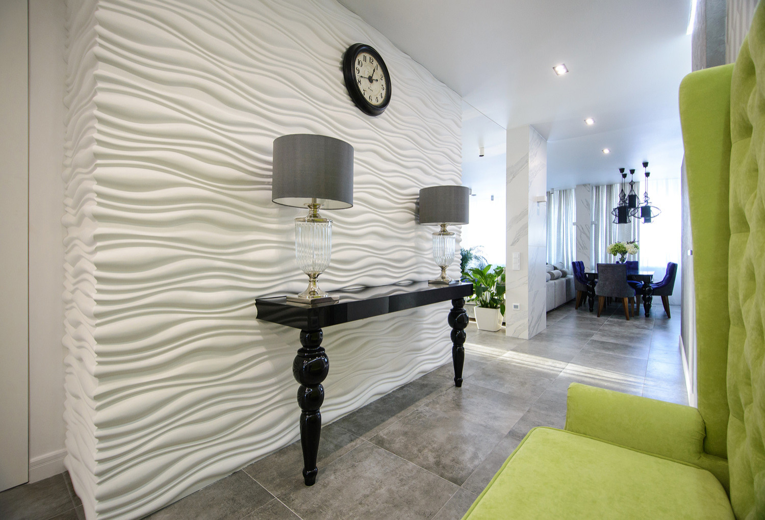 Черная глянцевая консоль в прихожей