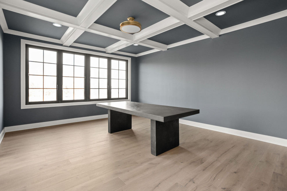 Стильный дизайн: большое рабочее место в стиле модернизм с серыми стенами, светлым паркетным полом, отдельно стоящим рабочим столом, разноцветным полом и кессонным потолком - последний тренд