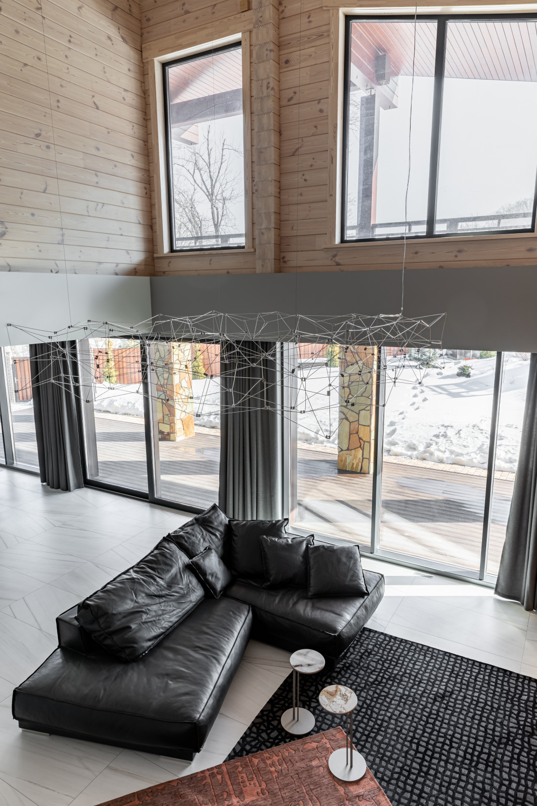 Камень внизу, дерево вверху.