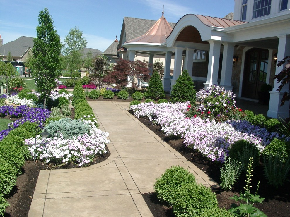 Photo of a traditional garden in Cincinnati.