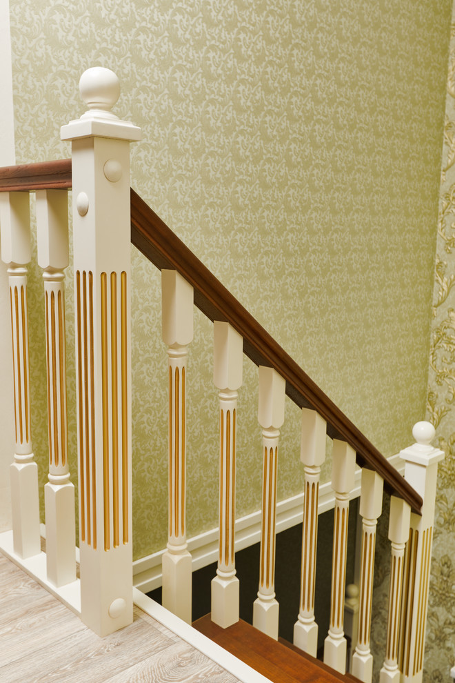 Лестница с резным подступенком