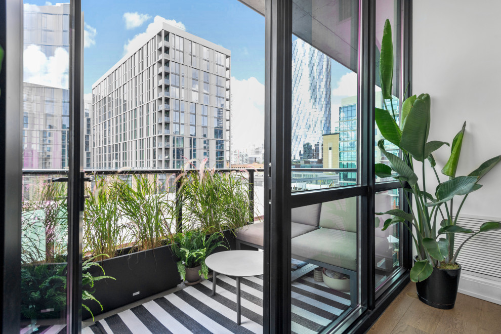 Design ideas for a contemporary balcony in Chicago.