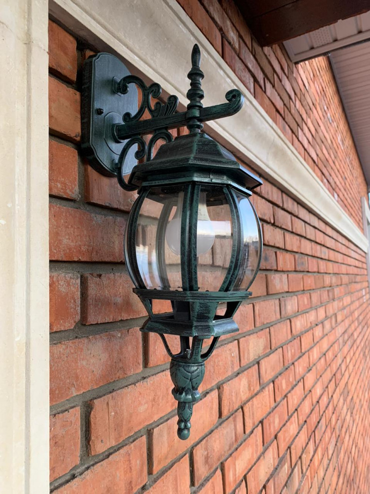 Светильник с внешней стороны дома.