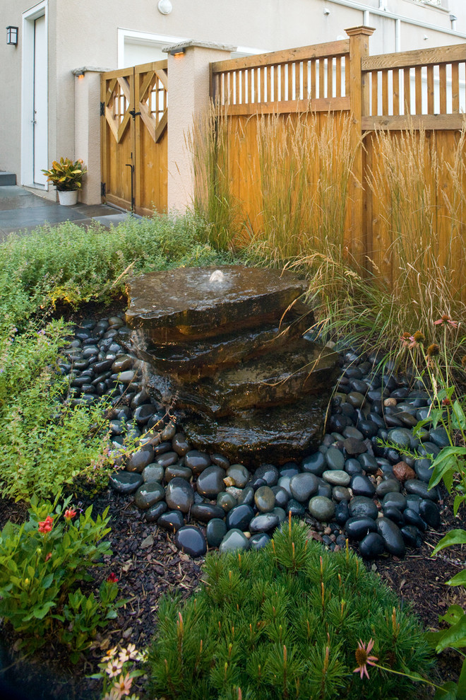 Design ideas for a traditional landscaping in Minneapolis.
