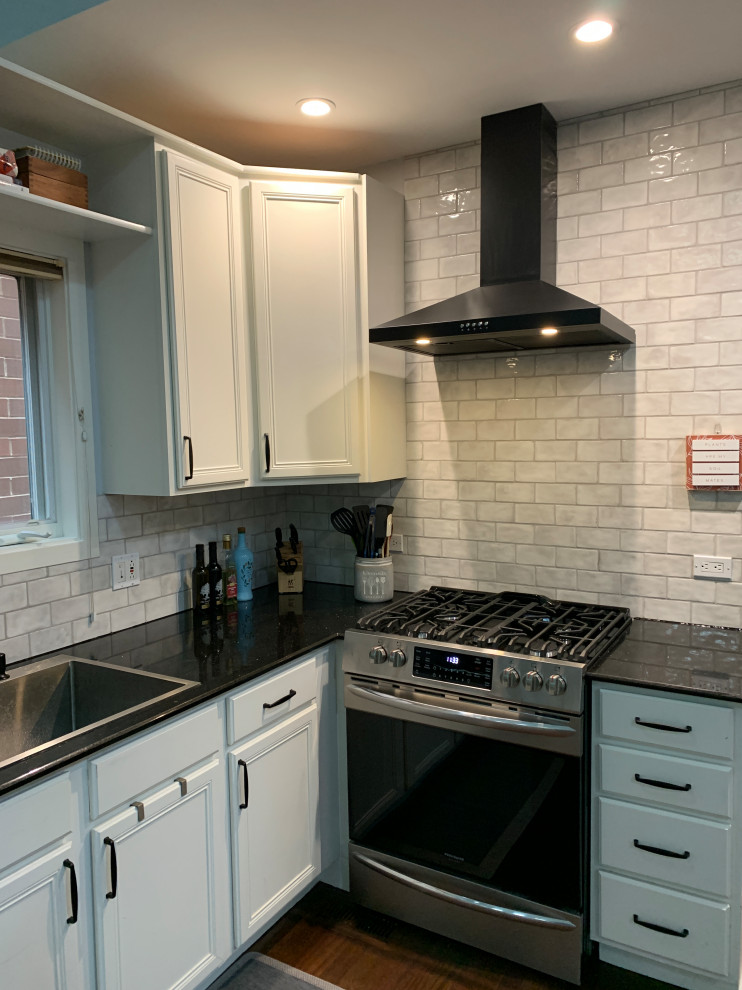Minimalist kitchen photo in Chicago