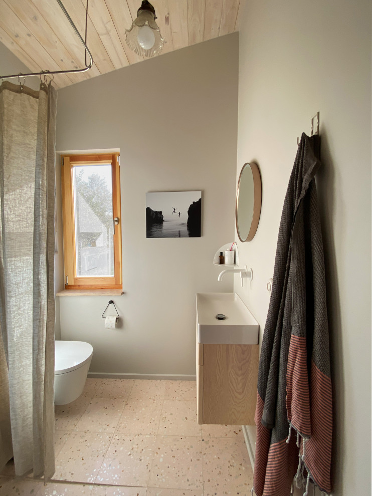 Duschbad With offener Dusche, Wandtoilette, Porzellanfliesen, beiger Wandfarbe, Terrazzo-Boden, Aufsatzwaschbecken, rosa Boden, Duschvorhang-Duschabtrennung, Einzelwaschbecken, freistehendem Waschtisch and Holzdecke in Berlin