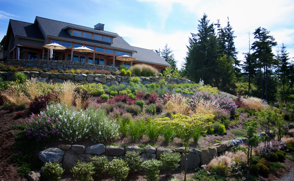 Contemporary sloped garden in Seattle.