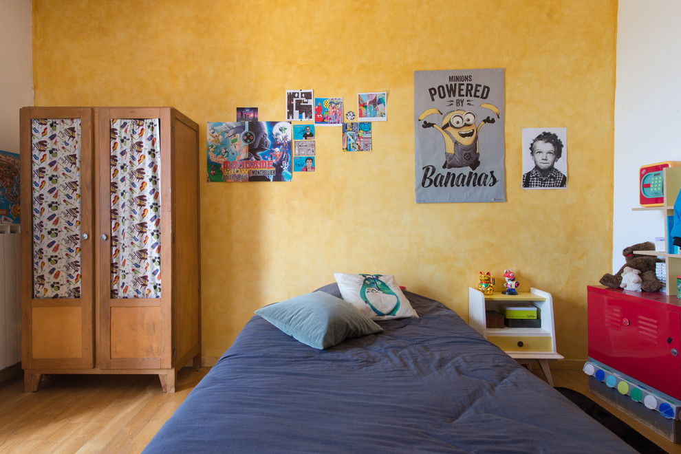 Inspiration pour une chambre d'enfant bohème avec un mur jaune, un sol en bois brun et un sol marron.