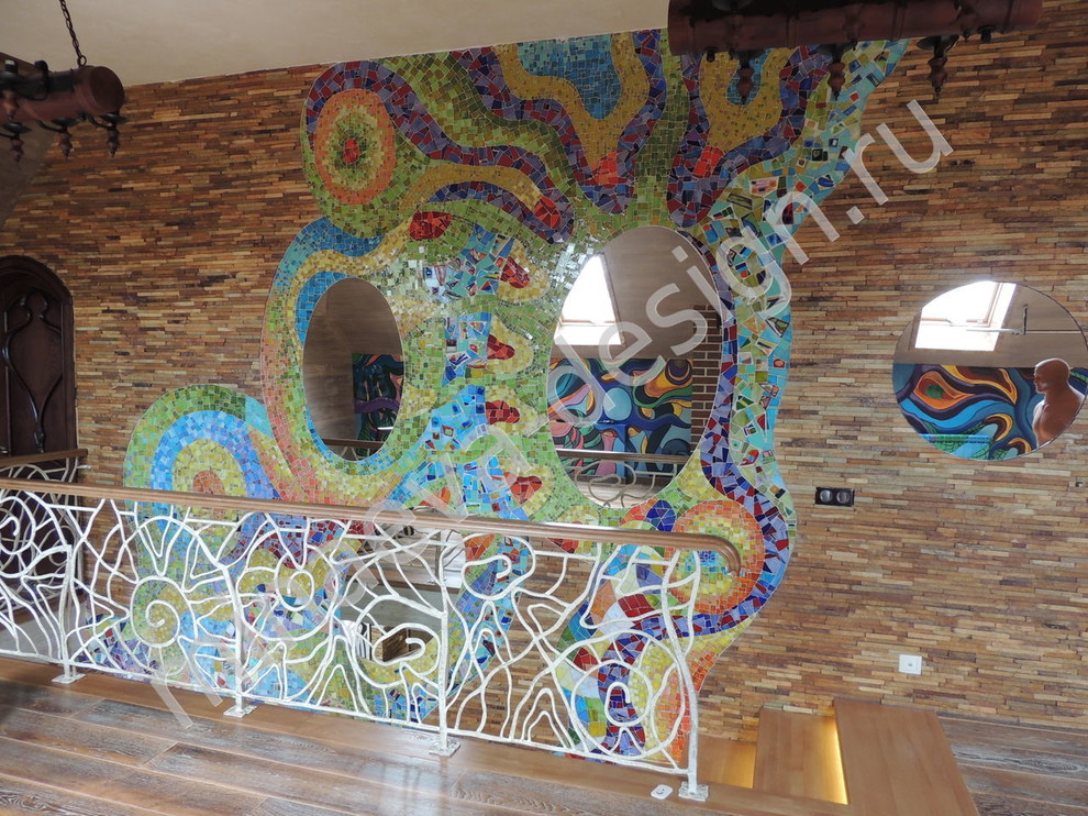 Ручная мозаика в стиле Гауди (25 кв.м), лестничный пролет