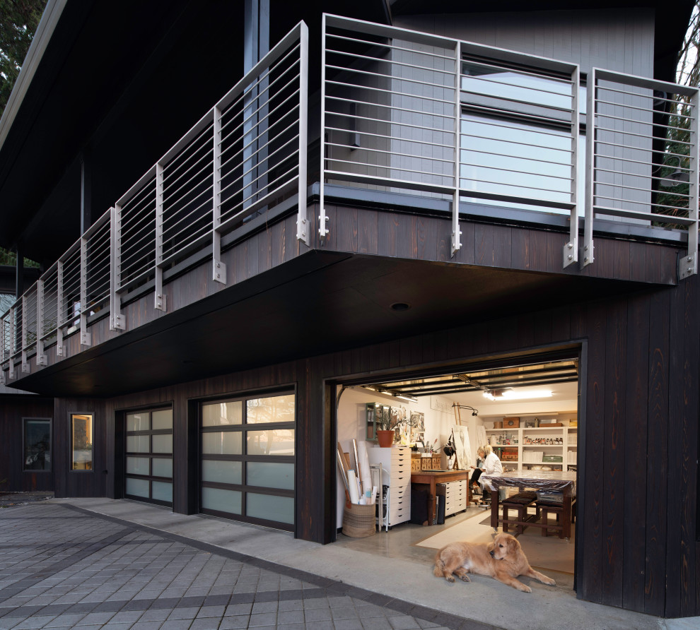 Exemple d'un grand garage pour quatre voitures ou plus tendance avec un bureau, studio ou atelier.