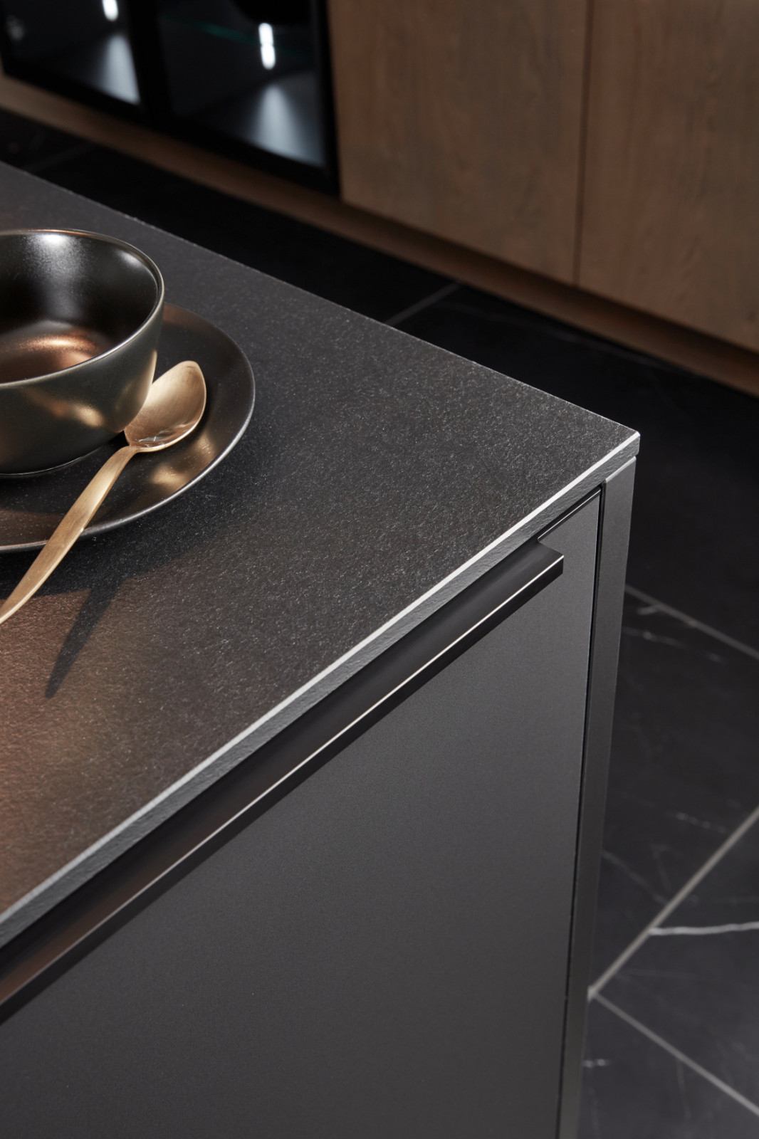 PLUS - Schwarz softmatt / TAVOLA - Eiche Barolo