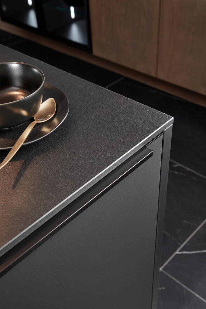 PLUS - Schwarz softmatt / TAVOLA - Eiche Barolo