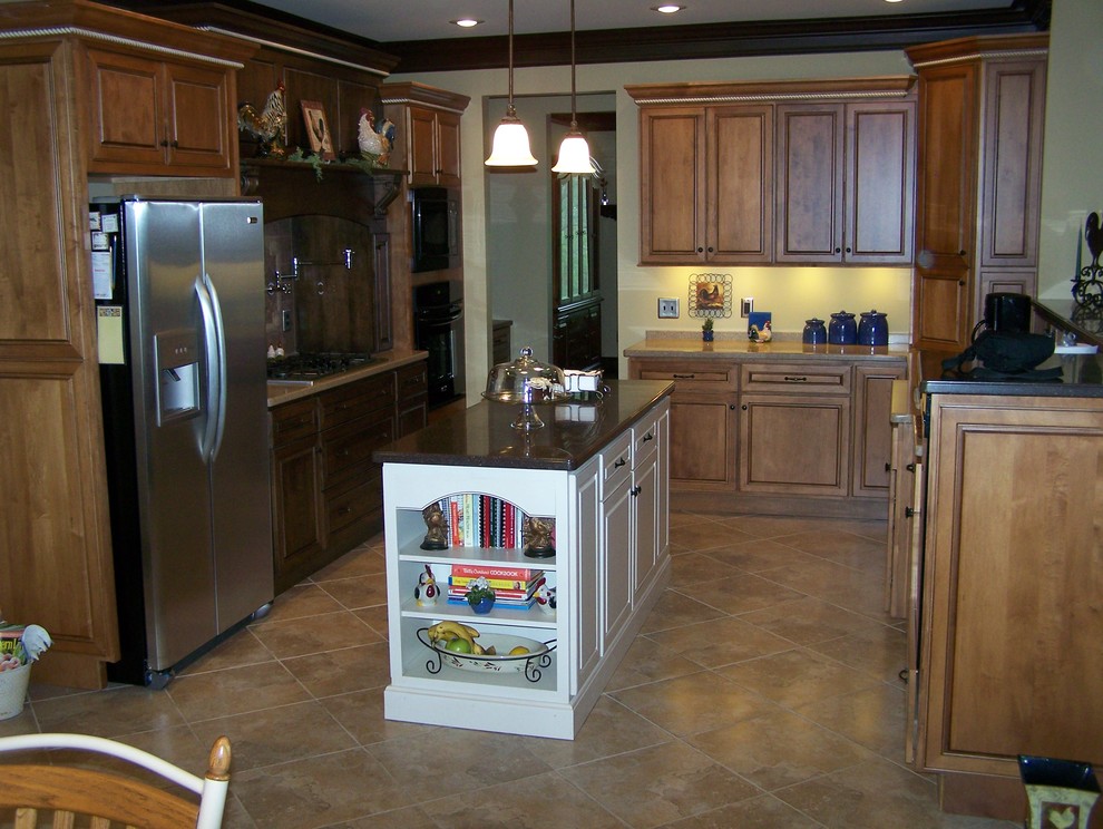 Eat-in kitchen - large traditional u-shaped porcelain tile eat-in kitchen idea in Nashville with an undermount sink, raised-panel cabinets, medium tone wood cabinets, quartz countertops, stainless steel appliances, beige walls and an island