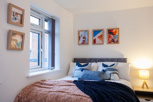 4 bed serviced accommodation - Stoke on trent contemporary-bedroom