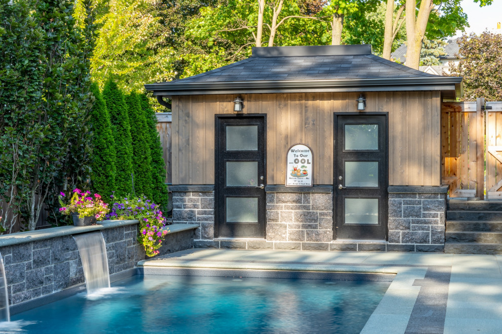 Foto de casa de la piscina y piscina clásica renovada pequeña rectangular en patio lateral con adoquines de piedra natural