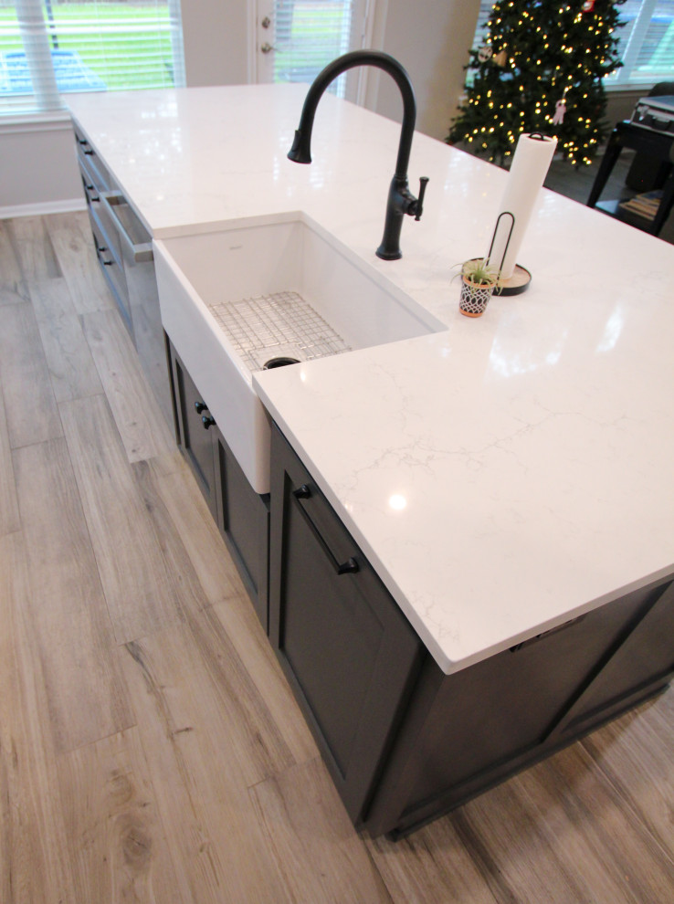 Transitional home design photo in Austin