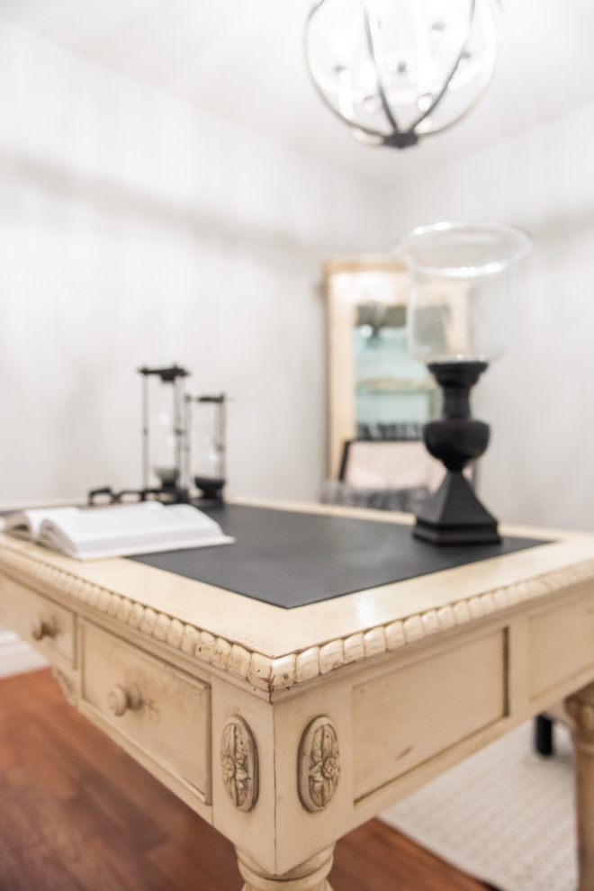 Example of a transitional home design design in Toronto