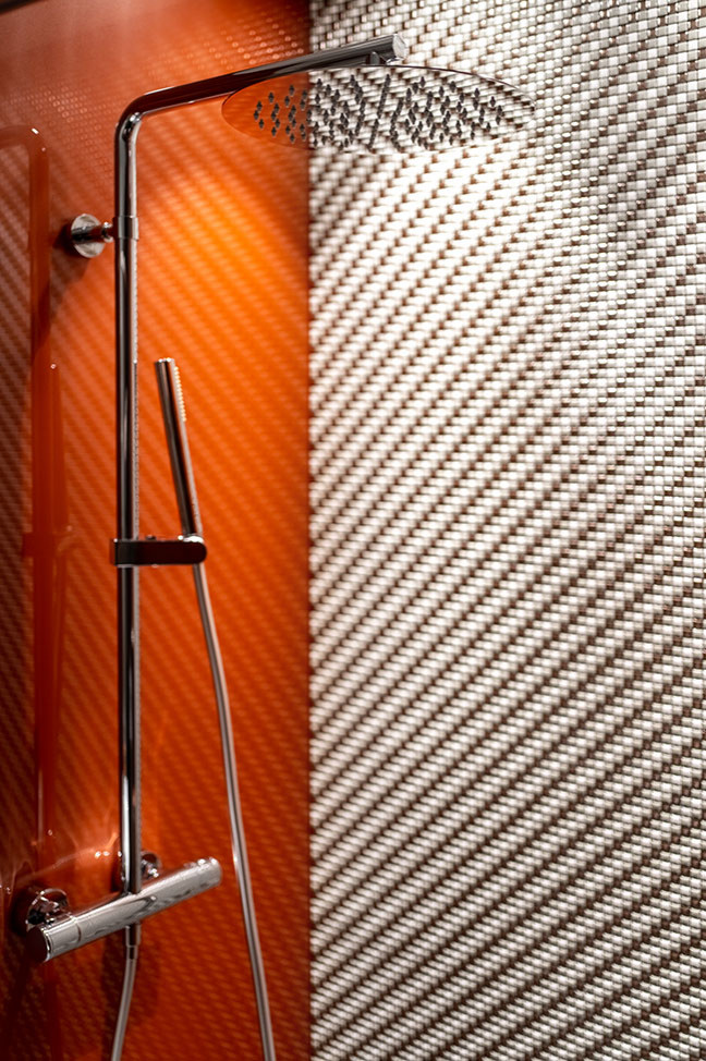 Idee per una grande stanza da bagno tradizionale con pareti bianche, pavimento in legno massello medio, pavimento multicolore, soffitto a volta e pannellatura