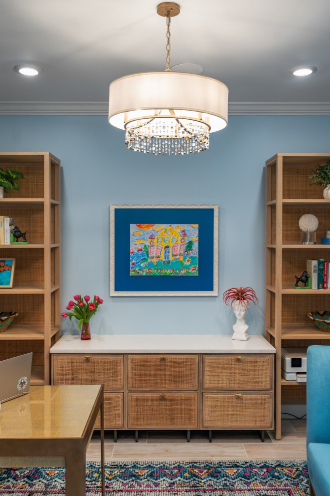 Exempel på ett mellanstort modernt hemmastudio, med blå väggar, mellanmörkt trägolv och ett fristående skrivbord