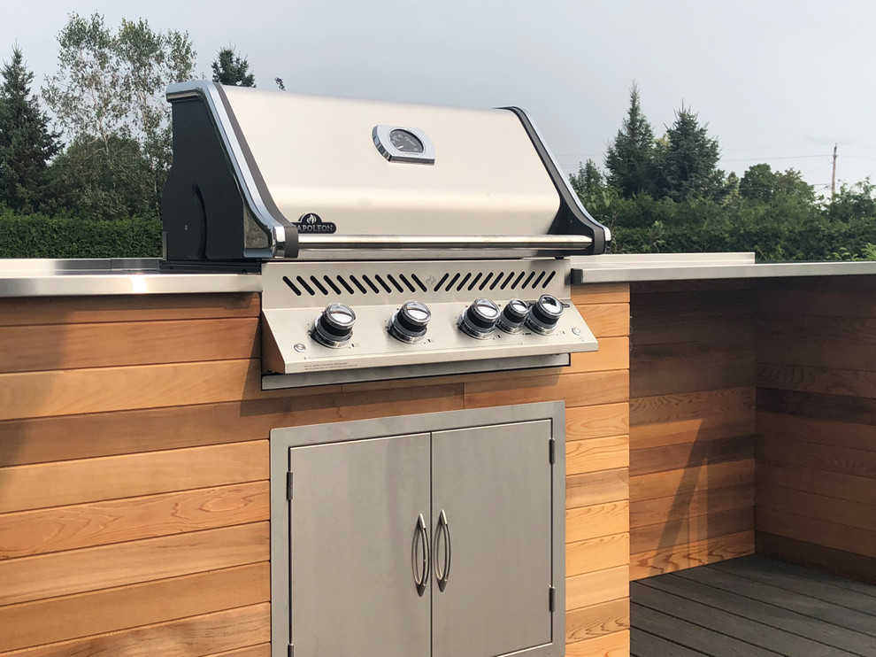 Mid-sized transitional deck photo in Ottawa