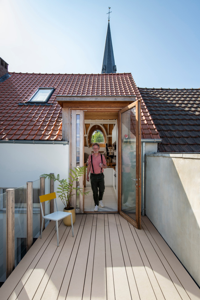 Esempio di una piccola terrazza minimalista in cortile e sul tetto con nessuna copertura e parapetto in materiali misti