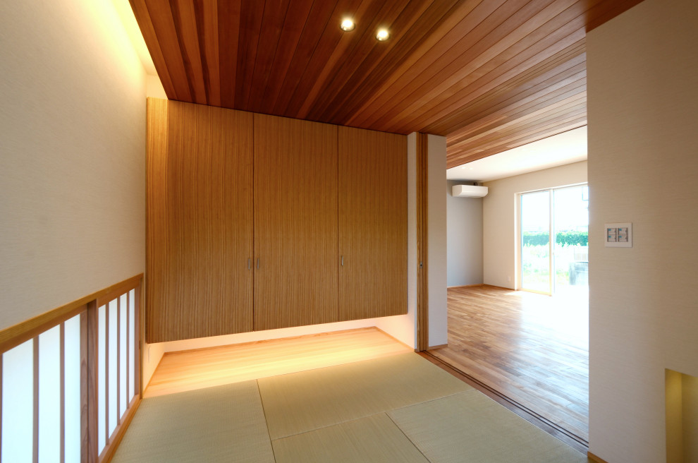 Idee per una camera degli ospiti minimalista di medie dimensioni con pareti bianche, pavimento in tatami, nessun camino, soffitto in legno e carta da parati