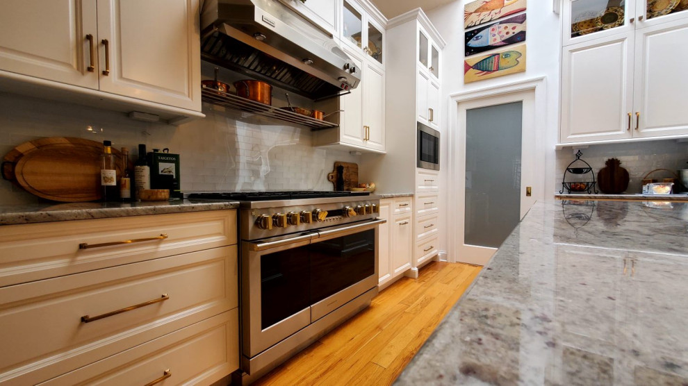 Kitchen - transitional kitchen idea