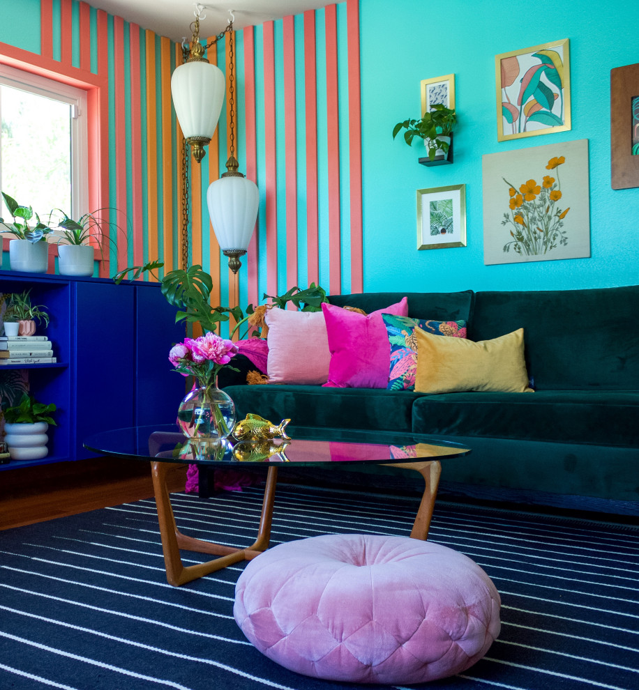 Imagen de salón cerrado tropical de tamaño medio con paredes azules, suelo de madera en tonos medios, televisor colgado en la pared, panelado y suelo rojo