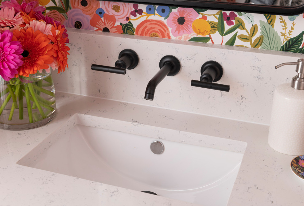 Inspiration pour un WC et toilettes vintage avec un mur multicolore, un plan de toilette blanc, meuble-lavabo encastré et du papier peint.
