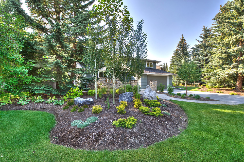 Photo of a mid-sized traditional front yard garden in Calgary.