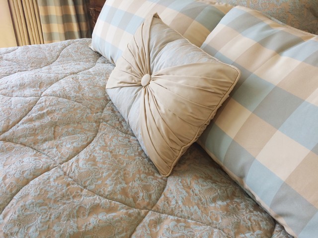 Master Bedroom Custom Bedding klassisch-schlafzimmer