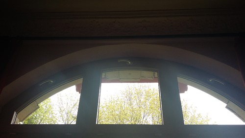 Wer hat ideen für verdunkelung groÃes altbau fenster mit rundbogen?