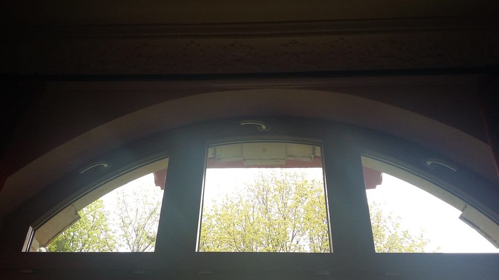 Wer hat Ideen für Verdunkelung großes Altbau Fenster mit Rundbogen?