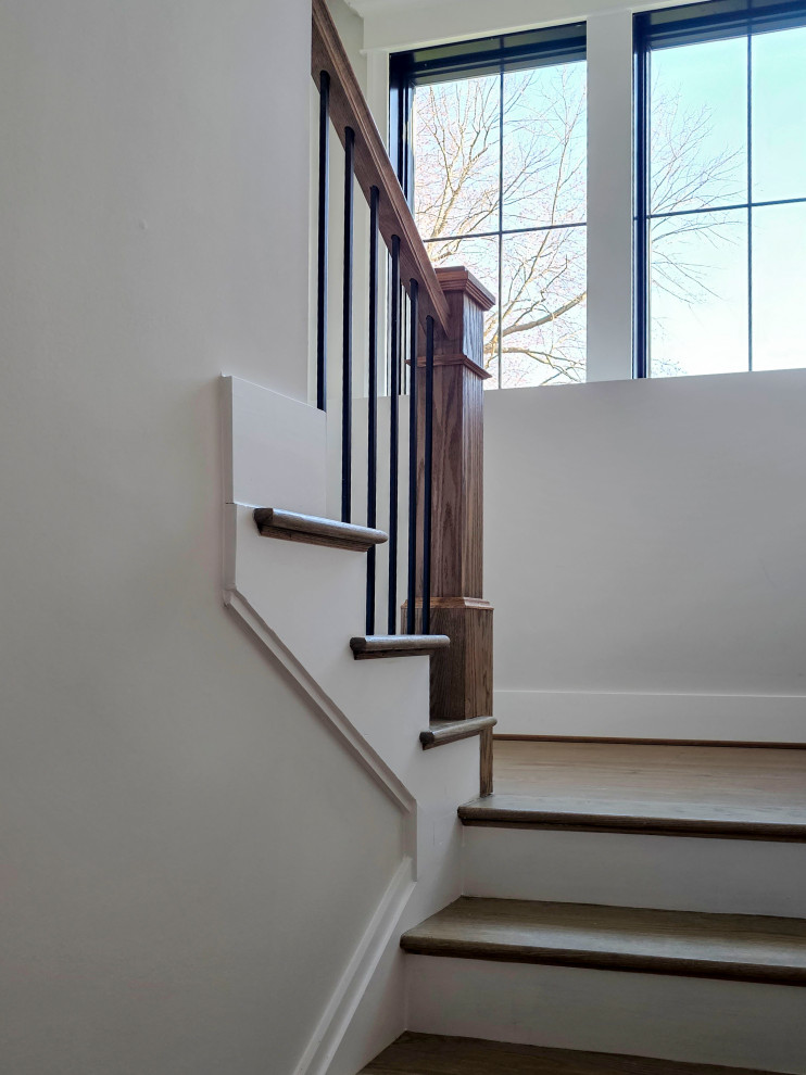 Exemple d'un petit escalier moderne en U avec des marches en bois, des contremarches en bois et un garde-corps en matériaux mixtes.