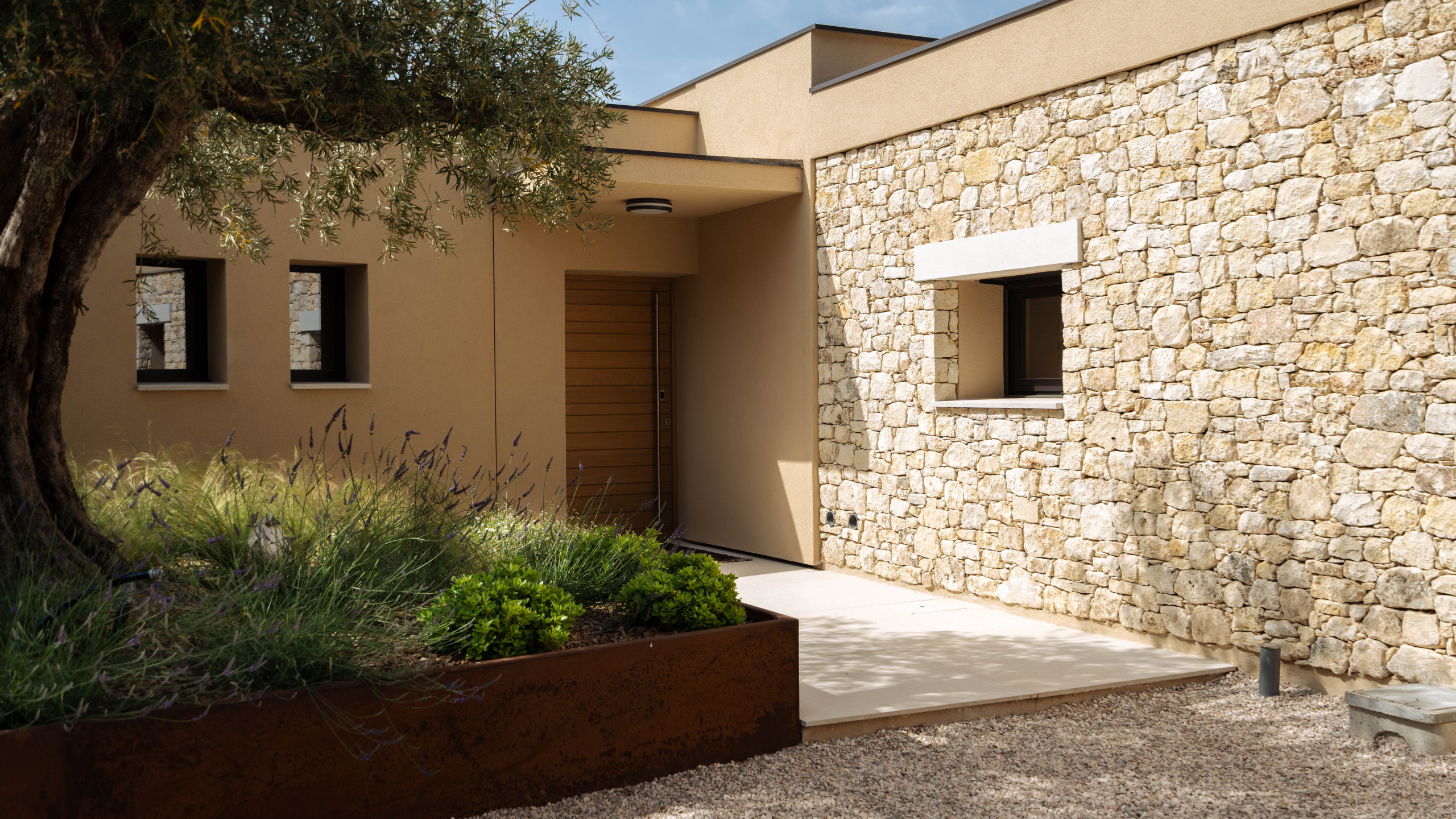 RÉNOVATION CONTEMPORAINE D'UNE VILLA DES ANNÉES 70