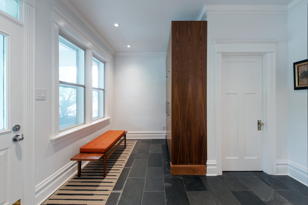 Example of a transitional home design design in Ottawa