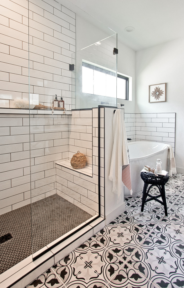 Immagine di una stanza da bagno classica con doccia ad angolo, piastrelle bianche, pareti bianche, pavimento in gres porcellanato, pavimento multicolore, porta doccia a battente e panca da doccia