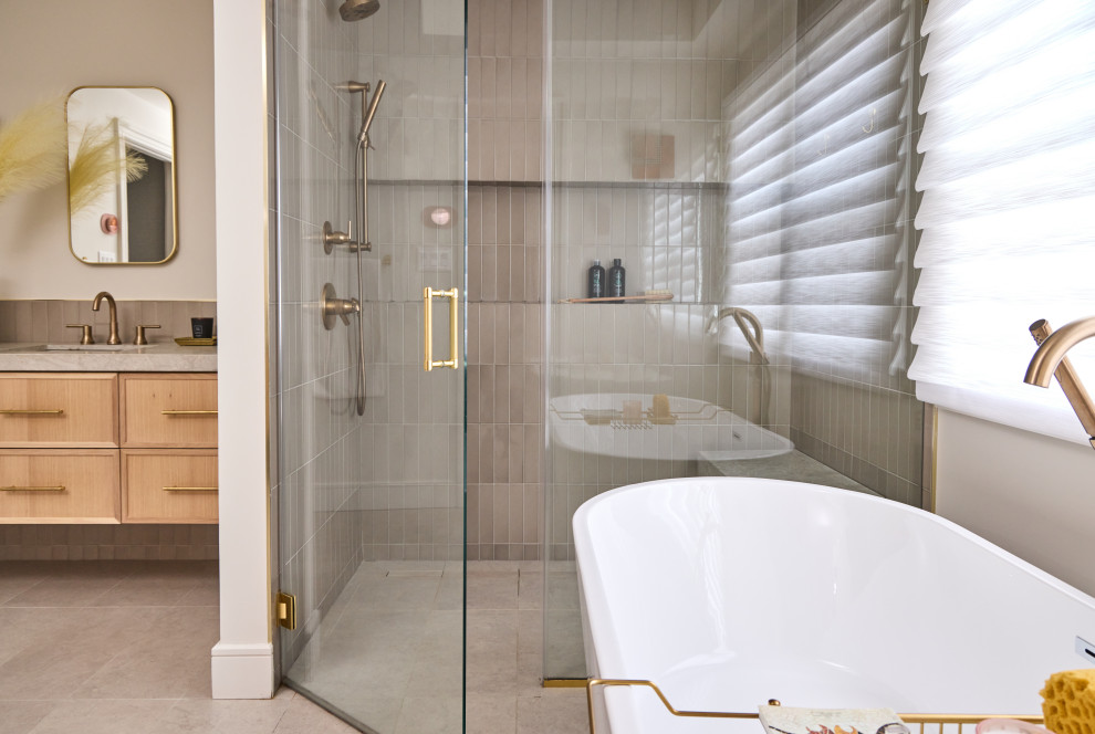 На фото: большая главная ванная комната в скандинавском стиле с подвесной тумбой