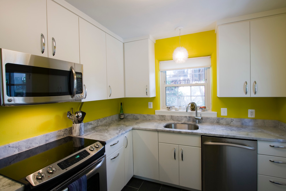 Example of a transitional kitchen design in DC Metro