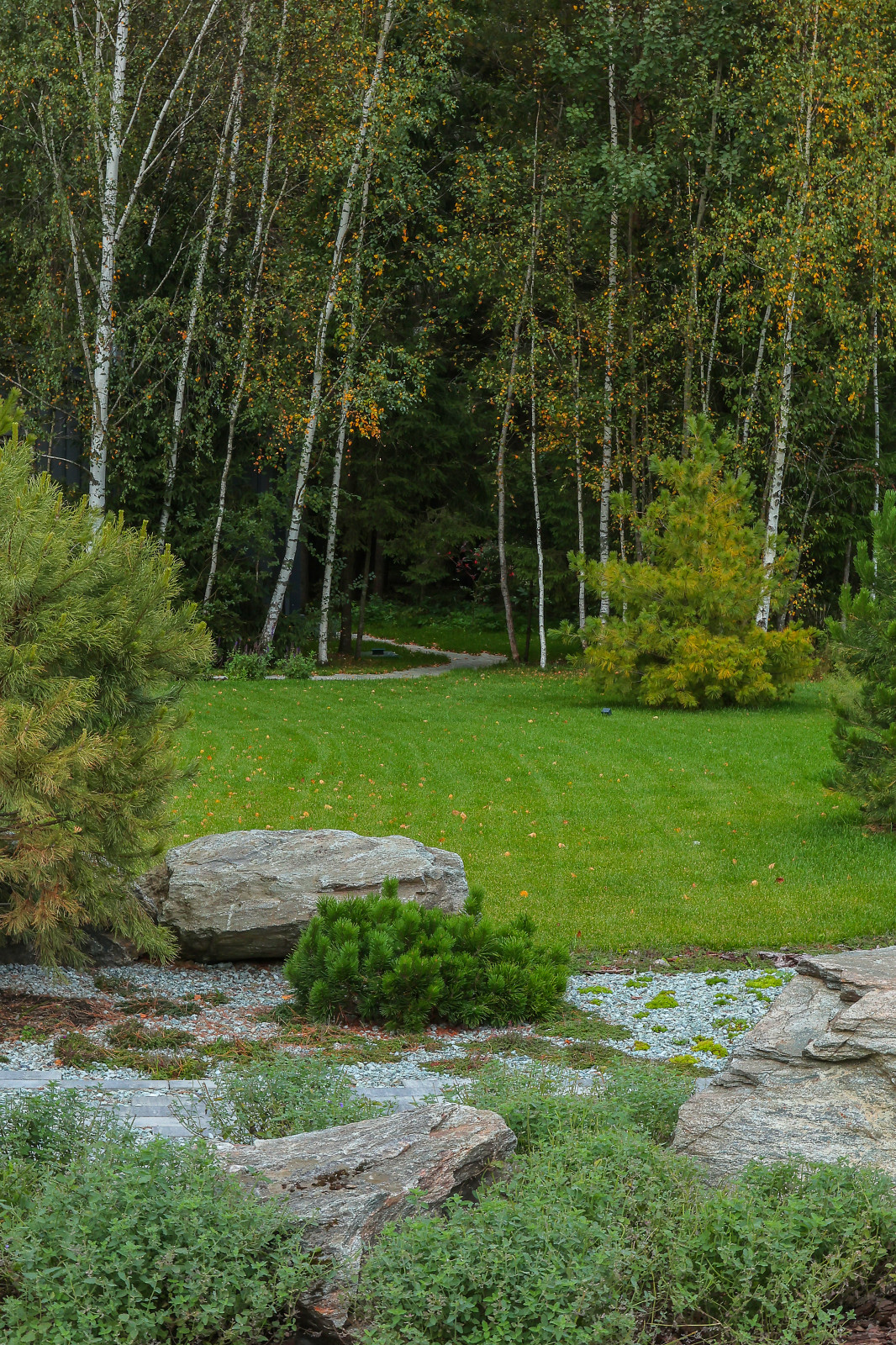 Частный сад в КП "Снегири". Осень.