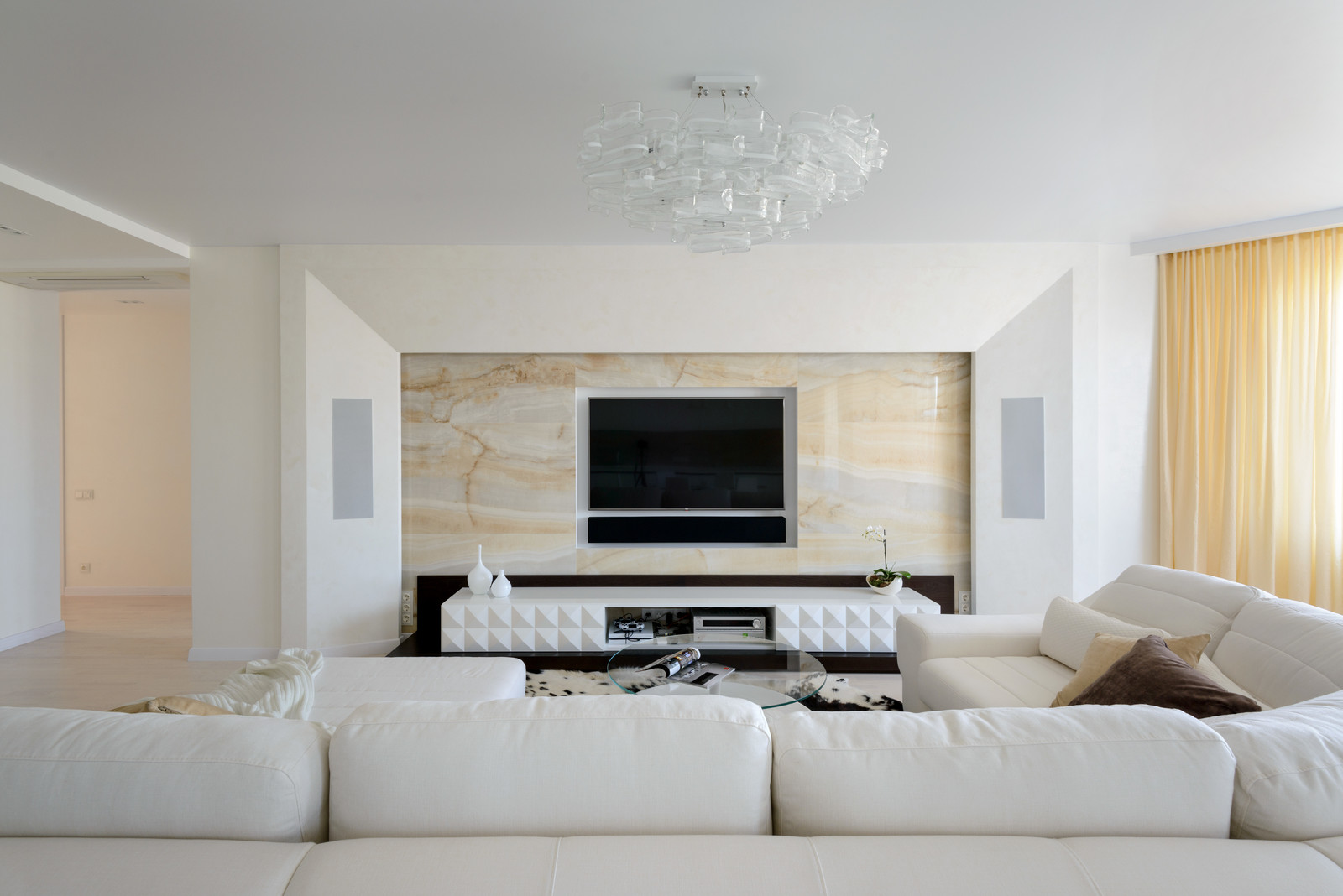 Любовь к белому цвету.