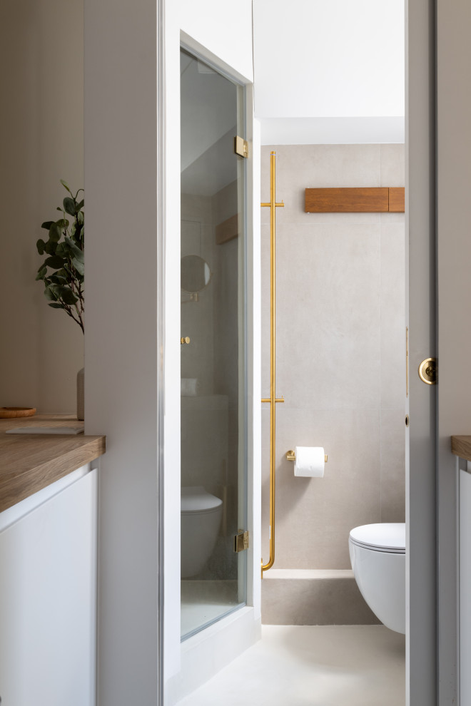 Idée de décoration pour une petite salle d'eau beige et blanche minimaliste avec un placard à porte affleurante, des portes de placard marrons, une douche d'angle, WC suspendus, un carrelage beige, un mur blanc, sol en béton ciré, un lavabo encastré, un plan de toilette en béton, un sol beige, une cabine de douche à porte battante, un plan de toilette beige, une fenêtre, meuble simple vasque et meuble-lavabo suspendu.