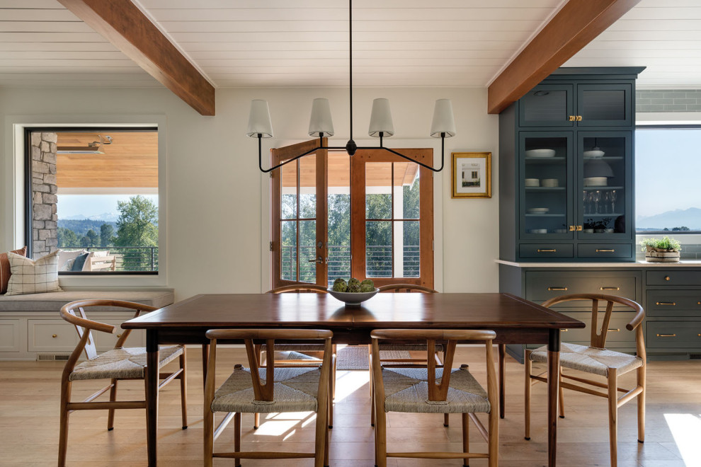 Идея дизайна: кухня-столовая среднего размера в современном стиле с разноцветными стенами и паркетным полом среднего тона без камина