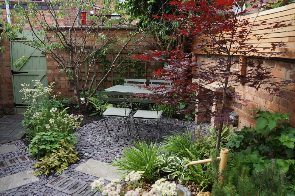 Exemple d'un petit jardin arrière asiatique avec une exposition ensoleillée et des pavés en pierre naturelle.