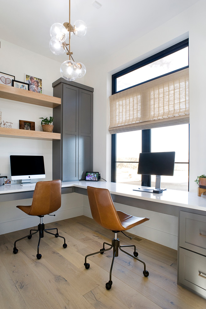Foto på ett nordiskt arbetsrum, med ett inbyggt skrivbord