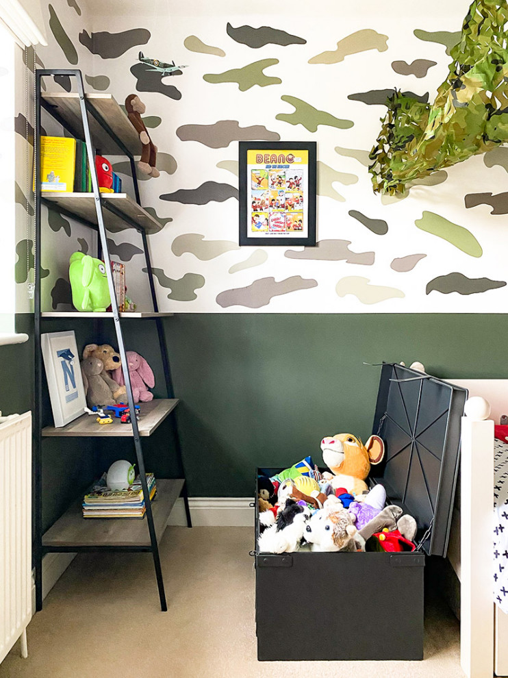 Immagine di una cameretta per bambini da 4 a 10 anni eclettica di medie dimensioni con pareti verdi, moquette, pavimento beige e carta da parati