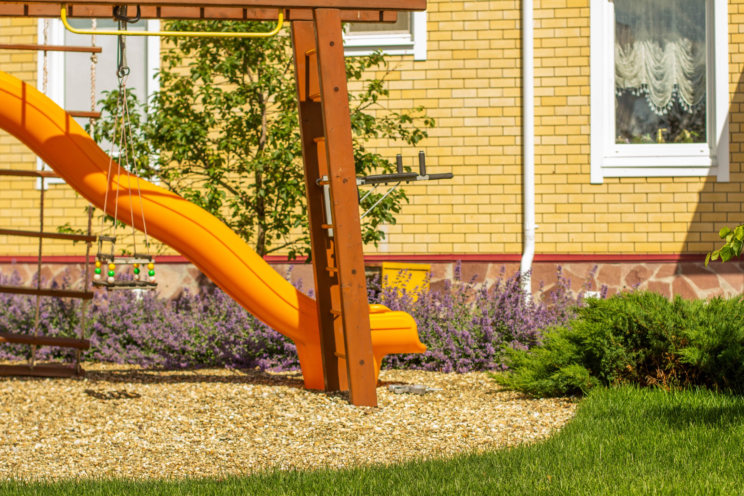 Сад с зеленой крышей